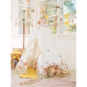 Tipi-tent "Wilde bloemen" Je kleine avonturier kan urenlang de wereld verkennen en spelen, maar bij terugkomst heeft hij of zij een plek nodig om uit te rusten, te eten en plannen te maken voor verdere avonturen. Een tipi betekent letterlijk een woning, en is een woord dat wordt gebruikt door de Sioux, de inheemse bevolking van de Great Plains. Het is een ruimte voor allerlei soorten plezier. Als het spelen klaar is, kun je de tipi weer in de hoes inpakken en bijvoorbeeld in de hoek van de kamer opbergen. Opgevouwen neemt hij niet veel ruimte in beslag en dankzij de hoes neem je hem gemakkelijk mee naar buiten. Binnenin zit een vakje waarin kinderen hun speelgoed, boeken en andere schatten kunnen verstoppen. De witte achtergrond van de tipi past in ieder interieur! ONDERDEEL VAN DE WILDFLOWERS-COLLECTIE  Het is geïnspireerd op een weide tijdens de zomer- en vakantieavonturen, terwijl hinde en bijen een idyllische sfeer creëren :-) Dit was ons eerste originele tipimodel en wordt vaak gekozen door onze klanten. Gemaakt van natuurlijke materialen: 100% katoenen stof en grenen palen. Dankzij de vijfwandige structuur is de tent stabiel wanneer hij wordt opgezet, de stokken zijn afgerond en geplaatst in tunnels die aan de onderkant aan elkaar zijn genaaid. De tipi is perfect voor gebruik in huis, in de tuin of op het strand. De set bestaat uit een speeltent, stokken en een katoenen hoes. Vul het gerust aan met onze prachtige decoraties en accessoires. Stof: 100% OEKO-TEX® gecertificeerd katoen. Gewicht stof: 260. Wastemperatuur: tot 30°C. Grenenpalen: 180 cm. Hoogte opgebouwd: 170 cm. Diameter voet: 120/130 cm. CASA & VIVENTES Materialen: Katoen Tipi-tent "Wilde bloemen" merk: Moi Mili