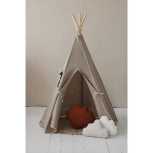Tipi en mat set van natuurlijk linnen Je kleine avonturier kan urenlang de wereld verkennen en spelen, maar bij terugkomst heeft hij of zij een plek nodig om uit te rusten, te eten en plannen te maken voor verdere avonturen. Een tipi betekent letterlijk een woning, en is een woord dat wordt gebruikt door de Sioux, de inheemse bevolking van de Great Plains. Het is een ruimte voor allerlei soorten plezier. En het heeft een raam met een gordijn om de omgeving te bekijken! Als het spelen klaar is, kun je de tipi weer in de hoes inpakken en bijvoorbeeld in de hoek van de kamer opbergen. Opgevouwen neemt hij niet veel ruimte in beslag en dankzij de hoes neem je hem gemakkelijk mee naar buiten. Binnenin zit een vakje waarin kinderen hun speelgoed, boeken en andere schatten kunnen verstoppen. Een comfortabele mat maakt deel uit van de inventaris van elke avonturier; Ook is hij handig tijdens lange vergaderingen in tipi's, en als bootje bij het oversteken van rivieren :-) De mat doet dienst als heerlijk comfortabel vloerkleed in een kinderkamer en kan dienen als aanvulling op een tent, overkapping of wanddecoratie. Het kan ook in de tuin of bij een picknick worden gebruikt. En het beste is om er al vanaf jonge leeftijd op te rollen en met speelgoed te spelen! :-) Dankzij de vijfwandige structuur is de linnen tent in natuurlijke stofkleur stabiel wanneer hij wordt opgezet, de palen zijn afgerond en geplaatst in tunnels die aan de onderkant aan elkaar zijn genaaid. De mat voegt een vleugje fantasie, gezelligheid en unieke charme toe aan elk interieur. De tipi is gemaakt van natuurlijke materialen: 100% linnen stof en grenen palen. De duurzame mat is gemaakt van hoogwaardig linnen en katoen. De set bestaat uit een speeltent, mat, stokken en een katoenen hoes. Vul het gerust aan met onze prachtige decoraties en accessoires. De bladmat is dubbelzijdig, gevuld met dikke isolatievoering. Tipi-stof: 100% OEKO-TEX®-gecertificeerd linnen. Grenenpalen: 180 cm. Hoogte opgebouwd: 170 cm. Diameter onderkant: 120/130 cm. Stof bladmat: 100% linnen, 100% katoen OEKO-TEX® gecertificeerd. Afmeting: 120 x 110 cm +- 3 cm; dikte: 3 cm. Wastemperatuur voor de mat en tipi: tot 30°C. Gewicht: 5000g CASA & VIVENTES Tipi en mat set van natuurlijk linnen Materialen: Linnen, Katoen, Linnen merk: Moi Mili