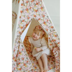 TiPI en mat set "Green Garden" Spring TiPi en MAT - De perfecte set voor kleine ontdekkingsreizigers! Met lente komt de tijd voor buitenavonturen, en een tipi en mat zijn de ideale combinatie voor elke kleine ontdekkingsreiziger. De "Spring Garden Tipi is een ruimte waar uw kind kan genieten van het spel, ontspanning en toekomstige avonturen. Je kleine avonturier kan lange uren doorbrengen met het verkennen van de wereld en het spelen, maar bij terugkeer hebben ze een plek nodig om te rusten, te eten en hun volgende escapades te plannen. Het woord "TiPi" ** betekent thuis en komt uit de Sioux taal, de inheemse bevolking van de grote vlaktes. Het is een ruimte vol creativiteit, vreugde en magie uit de kindertijd. Na de speeltijd kan de tipi gemakkelijk worden opgevouwen en opgeslagen in de katoenomslag, waardoor het handig is om het te nemen naar buiten. Het neemt niet veel ruimte in beslag als het wordt gevouwen en de hoes maakt het gemakkelijk om mee te nemen. Binnen is er een zak voor schatten , de perfecte plek voor speelgoed, boeken en andere kleine items. De neutrale witte kleur van de tipi past in elk interieur MAT-Een must-have voor elk avontuur! A  comfortabel, gewatteerde mat is een essentieel stuk in elke kleine avonturierkamer. Het is perfect als een  zachte vloerkleed  of een toevoeging aan een tipi, luifel of wanddecoratie **. Het is ook geweldig voor gebruik in de tuin of bij een picknick. En het beste deel? Je kunt erop rollen en vanaf jonge leeftijd spelen met speelgoed! De collectie "Spring Garden" vertelt het verhaal van de natuur wakker, bloeiende weiden, geurige bloemen en de vreugde van de lente. Tegen de achtergrond van  Pastel Flowers, een Fairytale sfeer ontvouwt zich, waar kinderen hun eigen avonturen kunnen creëren, gevuld met kleuren, natuur en dromen. Dankzij de structuur van vijf muren is de tipi uitzonderlijk stabiel en duurzaam. De dennenpalen zijn afgerond en geplaatst in genaaide tunnels, waardoor veiligheid en stevigheid worden gewaarborgd. De gewatteerde mat voegt een vleugje gezelligheid en fantasie toe, waardoor een unieke charme in elk interieur wordt gecreëerd.  De TiPi is gemaakt van 100%OEKO-TEX® gecertificeerde katoen. De  mat is gemaakt van  Katoen van hoge kwaliteit , OEKO-TEX® gecertificeerd. Set omvat: Play -tent, Palen  Mat  Technische specificaties: Tipi Fabric: 100%OEKO -TEX® gecertificeerd katoen (gewicht: 260 g) - Palen Lengte: 180 CM  Hoogte wanneer u wordt ingesteld: 170 CM Wastemperatuur: ** Tot 30 ° C - Mat Fabric: 100% katoen (OEKO -TEX® gecertificeerd)  MAT Diameter:  120 cm ± 3 cm   TiPI en mat set "Green Garden" Spring TiPi en MAT - De perfecte set voor kleine ontdekkingsreizigers! Met lente komt de tijd voor buitenavonturen, en een tipi en mat zijn de ideale combinatie voor elke kleine ontdekkingsreiziger. De "Spring Garden Tipi is een ruimte waar uw kind kan genieten van het spel, ontspanning en toekomstige avonturen. Je kleine avonturier kan lange uren doorbrengen met het verkennen van de wereld en het spelen, maar bij terugkeer hebben ze een plek nodig om te rusten, te eten en hun volgende escapades te plannen. Het woord "TiPi" ** betekent thuis en komt uit de Sioux taal, de inheemse bevolking van de grote vlaktes. Het is een ruimte vol creativiteit, vreugde en magie uit de kindertijd. Na de speeltijd kan de tipi gemakkelijk worden opgevouwen en opgeslagen in de katoenomslag, waardoor het handig is om het te nemen naar buiten. Het neemt niet veel ruimte in beslag als het wordt gevouwen en de hoes maakt het gemakkelijk om mee te nemen. Binnen is er een zak voor schatten , de perfecte plek voor speelgoed, boeken en andere kleine items. De neutrale witte kleur van de tipi past in elk interieur MAT-Een must-have voor elk avontuur! A  comfortabel, gewatteerde mat is een essentieel stuk in elke kleine avonturierkamer. Het is perfect als een  zachte vloerkleed  of een toevoeging aan een tipi, luifel of wanddecoratie **. Het is ook geweldig voor gebruik in de tuin of bij een picknick. En het beste deel? Je kunt erop rollen en vanaf jonge leeftijd spelen met speelgoed! De collectie "Spring Garden" vertelt het verhaal van de natuur wakker, bloeiende weiden, geurige bloemen en de vreugde van de lente. Tegen de achtergrond van  Pastel Flowers, een Fairytale sfeer ontvouwt zich, waar kinderen hun eigen avonturen kunnen creëren, gevuld met kleuren, natuur en dromen. Dankzij de structuur van vijf muren is de tipi uitzonderlijk stabiel en duurzaam. De dennenpalen zijn afgerond en geplaatst in genaaide tunnels, waardoor veiligheid en stevigheid worden gewaarborgd. De gewatteerde mat voegt een vleugje gezelligheid en fantasie toe, waardoor een unieke charme in elk interieur wordt gecreëerd.  De TiPi is gemaakt van 100%OEKO-TEX® gecertificeerde katoen. De  mat is gemaakt van  Katoen van hoge kwaliteit , OEKO-TEX® gecertificeerd. Set omvat: Play -tent, Palen  Mat  Technische specificaties: Tipi Fabric: 100%OEKO -TEX® gecertificeerd katoen (gewicht: 260 g) - Palen Lengte: 180 CM  Hoogte wanneer u wordt ingesteld: 170 CM Wastemperatuur: ** Tot 30 ° C - Mat Fabric: 100% katoen (OEKO -TEX® gecertificeerd)  MAT Diameter:  120 cm ± 3 cm   TiPI en mat set "Green Garden"