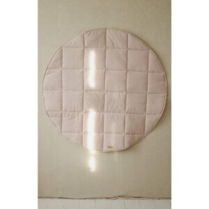 Ronde katoenen mat "Roze en beige" Een comfortabele mat maakt deel uit van de inventaris van elke avonturier; hij is ook handig tijdens lange vergaderingen in tipi's, en komt goed van pas als boot bij het oversteken van rivieren :-) De gewatteerde mat doet dienst als heerlijk comfortabel vloerkleed in een kinderkamer en kan dienen als aanvulling op een tent, overkapping of wanddecoratie . Het kan ook in de tuin of bij een picknick worden gebruikt. En het beste is om er al vanaf jonge leeftijd op te rollen en met speelgoed te spelen! :-) Zachte gewatteerde mat, roze aan de ene kant en beige aan de andere kant. Het werkt perfect als klein vloerkleed bij het kinderbedje of als speelkleed voor de baby. Duurzaam, dubbelzijdig, gevuld met dikke isolatievoering. Stof: 100% OEKO-TEX® gecertificeerd katoen. Wastemperatuur: tot 30°C. Afmeting: 120x120 cm +- 3 cm, dikte: 3 cm. Ronde katoenen mat "Roze en beige" Gewicht: 500g Materialen: Katoen, Katoen merk: Moi Mili