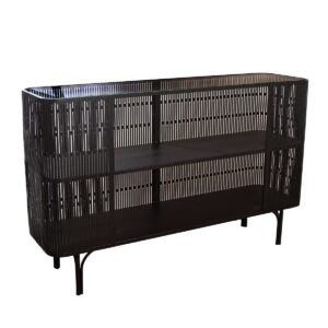 Sideboard rechthoekig como Schwarz H. 75,5 cm - De metalen dressoir Como in zwart biedt een elegant mat oppervlak. - Met een breedte van 120,5 cm is de kast ideaal als een dressoir of bufferkast. - De rechthoekige consoletafel Como past perfect in moderne woonkamers als een stijlvol schuilplaats. - Het bord Como overtuigt met zijn eenvoudige elegantie. - Het is een functioneel meubel dat harmonieus in elk interieur combineert. De dressoir Como is een veelzijdig meubelstuk dat een stijlvolle toevoeging in elke kamer vertegenwoordigt. Gemaakt van hoogwaardige metaal en in elegant zwart met een mat oppervlak, combineert het modern ontwerp met functionaliteit. Met een hoogte van 75,5 cm, een breedte van 120,5 cm en een diepte van 32 cm, biedt het voldoende opslagruimtet. Of het nu gaat om een ​​kast in de woonkamer, als een lening in de eetkamer of als een console in de gang - dit meubel past zich aan uw behoeften aan. De Como -zijkast kan ook dienen als een consoletafel en biedt ruimte voor decoraties of alledaagse objecten. Dankzij de rechthoekige vorm kan het gemakkelijk worden geïntegreerd in verschillende kamerconcepten. Voor extra opslagruimte kan het worden gecombineerd met een bevestigingskast of wandkast om een ​​harmonieus apparaat te maken. Sideboard rechthoekig como Schwarz H. 75,5 cm Breedte: 120.5cm Hoogte: 75.5cm Lengte: 32cm Gewicht: 26000.00g kleuren: Zwart Materialen: Metaal merk: GILDE HANDWERK