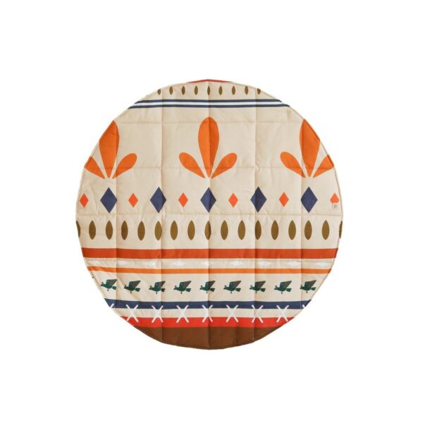 "Native vibe" ronde katoenen mat Er was eens een mooie prinses die... Boooooring! Mam, we willen avonturen, actie en lange reizen! Het spelen van onverschrokken krijgers is een onderdeel van een gelukkige jeugd. Wat is spannender voor jonge sensatiezoekers? De kamer  de kamer van uw kind verandert in een echt fort! De Native Vibes zijn alles wat een Grote Leider zich kan wensen voor zijn dappere stam. Eenvoudige karakteristieke kleuren roepen het gevoel van het ‘oude’ Amerika op, wat inspireerde om de collectie te creëren. Zachte katoenen gewatteerde mat, perfect als klein kleedje bij het kinderbedje, als speelkleed voor de baby of als onderdeel van de tipi-set. Duurzaam, dubbelzijdig, gevuld met dikke isolatievoering. Stof: 100% OEKO-TEX® gecertificeerd katoen .Wastemperatuur: tot 30°C.Afmeting: 120x120 cm +- 3 cm, dikte: 3 cm. Gewicht: 500g Casa & Viventes Materialen: Katoen merk: Moi Mili