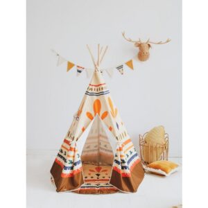 "Native vibe" Tipi- en mattenset Er was eens een mooie prinses die... Boooooring! Mam, we willen avonturen, actie en lange reizen! Het spelen van onverschrokken krijgers is een integraal onderdeel van een gelukkige jeugd. Wat is spannender voor jonge sensatiezoekers? De collectie verandert de kamer van uw kind in een echt fort! De Native Vibes zijn alles wat een Grote Leider zich kan wensen voor zijn dappere stam. Eenvoudige karakteristieke kleuren roepen het retrogevoel van het ‘oude’ Amerika op, wat  inspireerde om de collectie te creëren. Dankzij de vijfwandige structuur staat de tent stabiel wanneer hij wordt opgezet, de stokken zijn afgerond en geplaatst in tunnels die aan de onderkant aan elkaar zijn genaaid. De mat voegt een vleugje fantasie, gezelligheid en unieke charme toe aan elk interieur. De tipi is gemaakt van natuurlijke materialen: 100% katoenen stof en grenen stokken. De duurzame mat is gemaakt van hoogwaardig linnen en katoenen stof. De set bestaat uit een speeltent, mat, stokken en een katoenen hoes. Vul hem gerust aan met onze prachtige decoraties en accessoires. De mat is dubbelzijdig, gevuld met dikke isolatievoering. Stof: 100% OEKO-TEX® gecertificeerd katoen. Wastemperatuur: tot 30°C. Dennenstokken: 180 cm .Hoogte bij opstelling: 170 cm. Diameter voet: 120/130 cm. Diameter ronde mat: 120 cm +- 3 cm; matstof: 100% katoen OEKO-TEX® gecertificeerd. Casa & Viventes Gewicht: 5000g Materialen: Katoen, Hout, Katoen merk: Moi Mili