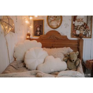 Fluffy Boucle -wolkenkussen "Witte teddy", decoratief kussen voor een kinderkamer Fluffy Boucle Cloud Pillow "White Teddy" ideaal voor slaapkamers en kinderkamer. Gemaakt van hoogwaardige boucle-stof, het garandeert duurzaamheid en een prachtig uiterlijk. Ons decoratieve Moi Mili -kussen biedt comfort, zachtheid en is een perfecte aanvulling op elk interieur. Ze zien er prachtig uit op een fauteuil, op een bed en als een aanvulling op onze Tipi -set. Kinderen zijn er dol op! Games en spelen kunnen uren doorgaan en je weet nooit waar het avontuur je brengt! Maar als je moet rusten of een dutje doen, is het het beste om een ​​zacht knus kussen te knuffelen ... decoratieve kussens van Moi Mili zijn mooi, zeer comfortabel en praktisch. Ze zijn een mooie decoratie van de kamer van het kind, waardoor het extreem gezellig is en perfecte omstandigheden creëren voor dutjes en - uiteraard - spelen! Maak uw eigen kussensamenstellingen van de beschikbare patronen! Pluize boucle wolken kussen "witte teddy" kussen in de vorm van een wolk, stevig gemaakt en genaaid uit hoogwaardige boucle. Zacht om aan te raken, voor de slaapkamer en de woonkamer. Gevuld met hoogwaardige anti-allergische siliconenvezelballen. Je kunt het veilig in een wasmachine wassen, de vulling blijft luchtig en elastisch. De belangrijkste kenmerken van het Fluffy Boucle-wolkenkussen "White Teddy" ideaal voor baby's kamer gemaakt van hoogwaardige linnenstof biedt comfort en zachtheid Ideaal voor verjaardagscadeau, voor Babyshower-kenmerken van de Fluffy Boucle Cloud kussen "Wit Teddy" Witte Teddy ": Anti-allergene vulling Fabric-stof: Vezelballen. Je kunt het veilig in een wasmachine wassen, de vulling blijft luchtig en elastisch. CASA & VIVENTES Fluffy Boucle -wolkenkussen "Witte teddy", decoratief kussen voor een kinderkamer merk: Moi Mili This product is for decoration purposes only. It contains small elements and can be used by children only when overseen by adult.