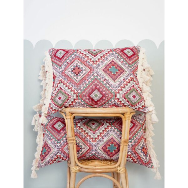 Decoratief kussen "Roze boho-stijl" met franjes Sierkussen in "roze bohostijl" met franjes Reizen door cultureel kleurrijke plekken, met verbluffende architectuur en een palet van kleuren en geuren die bij elke stap opvallen  kan eeuwig doorgaan! Maar als je even wilt uitrusten of een dutje wilt doen, kun je dat het beste op een zacht, knus kussen doen... Sierkussens zijn mooi, zeer comfortabel en praktisch. Ze vormen een mooie decoratie van de woon of slaapkamer, waardoor ze uiterst gezellig zijn en perfecte omstandigheden creëren voor een dutje. Collectie "Boho tribe" De mozaïekcollectie "Boho tribe" is samengesteld uit rijke tapijtpatronen en warme kleuren van zacht fluweel, die de sfeer oproepen van zonnige middagen, zandgebieden van het hete zuiden en reizen door kleurrijke plaatsen. Sierkussen in "roze bohostijl" met franjes Kussens van tapijten met franjes en kussens met hun namen doen denken aan Turkse steden, bloemrozetten en de zomerbries. Fluwelen kussens en bolsters met een lint met franjes, zeer zacht en aangenaam om aan te raken, zullen elke plek bedekken met hun pasteltinten. Wij moedigen u aan om unieke mozaïekkussensets in drie maten te maken. Kussens zijn gevuld met hoogwaardige anti-allergische siliconenvezelbolletjes. Je kunt ze veilig wassen in de wasmachine, de vulling blijft luchtig en elastisch. Belangrijkste kenmerken van het sierkussen "Pink boho style" met franjes: het is een decoratief en exclusief decoratie-element voor gebruik in de woonkamer, slaapkamer of terras is gemaakt van duurzame dikke materialen, waardoor het robuust en slijtvast is het is voorzien van prachtig geborduurd dessins, die kenmerkend zijn voor wandtapijten de patronen zijn in prachtige, subtiele kleuren, die elegantie en charme aan de kamer toevoegen ideaal voor in de tuin en op het terras ideaal als moederdag- of housewarmingcadeau op een nieuwe plek Kenmerken van de "Pink boho style" sierkussen met franjes: stof: 43% katoen, 57% polyester anti-allergene vulling afmetingen: 40 cm x 50 cm wastemperatuur: tot 30° C Casa & Vivents Gewicht: 500g kleuren: Roze Materialen: Katoen, Polyester, Fluweel, Silicone merk: Moi Mili