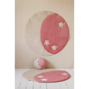 "Dreamy Half Moon Bay" Velvet Moon Mat Een vakantie die eeuwig duurt. Een warme bries uit de oceaan en de zon in je haar, net als in Californië. Een comfortabele mat maakt deel uit van de inventaris van elke avonturier; Ook handig tijdens lange gesprekjes in een tipi  of gewoon als vliegend tapijt :-) De Moon mat doet dienst als heerlijk comfortabel vloerkleed in een peuterkamer en kan dienen als aanvulling op een tent, overkapping of wanddecoratie. Ook kan hij vanaf jonge leeftijd worden gebruikt om in de tuin te spelen of bij een picknick. De comfortabele mat maakt deel uit van onze zonnige zomercollectie, geïnspireerd op herinneringen aan volkomen gelukzaligheid, de overweldigend mooie natuur van Californië, een bandana om je hoofd en even uitrusten op een deken. Dit is een eerbetoon van ons, de grote kinderen, aan de volgende generatie. Gewoon chillen! Creëer een heel gezellig hoekje door de mat te matchen met onze kussens! Deze ronde mat met maanpatroon is stevig genaaid van pluizig fluweel, in roze en beige kleur. Het werkt perfect als klein kleedje bij het bed, als speelkleed voor de baby op de grond of in de tuin. Ook in de woonkamer zal hij het goed doen! Duurzaam, dubbelzijdig, gevuld met dikke isolatievoering. Stof: 100% fluweel, 100% katoen OEKO-TEX® gecertificeerd. Wastemperatuur: tot 30°C. Afmeting: 120x120 cm +- 3 cm, dikte: 3 cm. CASA & VIVENTES "Dreamy Half Moon Bay" Velvet Moon Mat merk: Moi Mili
