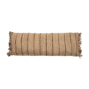The Oh My Gee Kussenhoes Beige Zwart 35x100 Dit katoenen kussen voegt een prachtig textuurelement toe aan uw stoffering. Een onmisbaar stuk om een ​​boho-sfeer toe te voegen aan je woonkamer, slaapkamer of zelfs in de tuin of overdekt terras. Eindeloze mogelijkheden om jouw persoonlijke stijl te creëren. Binnenkussen niet inbegrepen! Dit unieke textielproduct is met de hand geproduceerd en geverfd, waardoor elk afzonderlijk item een ​​eigen persoonlijkheid krijgt waarbij kleine kleurvariaties niet als een defect maar als een onderscheidend karakter van het product moeten worden beschouwd. Casa & Viventes Breedte: 100cm Hoogte: 10cm Lengte: 35cm Gewicht: 1000g Materialen: Katoen merk: Bazar Bizar Living
