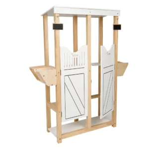 Stal voor stokpaarden Als je een stokpaardje hebt, moet je ook een paardenstal hebben met mooie details en ruimte voor hoofdstellen, strikken en linten. Ook een stokpaardje verdient zijn eigen elegante stal voor rust en opslag, vooral als het moet ontspannen voor een wedstrijd. De paardenstal is een groot succes onder alle stokpaardeigenaren die van hobbypaarden en actief spelen houden. De stal is geschikt voor stokpaardjes met een stok van ongeveer 40 cm en biedt plaats aan twee prachtige stokpaardjes. De deuren kunnen nog steeds gemakkelijk worden geopend om de stokpaardjes in en uit te krijgen. Voor elk stokpaardje is er een hooiruif/voerbak, die aan de zijkanten kan worden opgehangen. Daarnaast worden er twee kleine krijtborden meegeleverd waar je optioneel de namen van de stokpaardjes op kunt schrijven. De borden kunnen worden opgehangen aan kleine houten knoppen boven de staldeuren. Andere knoppen aan de zijkant van de stal kunnen worden gebruikt om andere accessoires op te hangen, zoals hoofdstellen, halsters, linten en andere rij-uitrusting. De paardenstal is ontworpen in een moderne stijl met een Scandinavische look. Als u op zoek bent naar het perfecte cadeau voor kinderen die van stokpaardjes houden, dan is deze  stokpaardstal een absolute must-have. Ons houten speelgoed is speciaal gemaakt om te leren en te entertainen. Het speelgoed voldoet aan de Europese speelgoedveiligheidsvoorschriften en draagt het CE-keurmerk. Stal voor stokpaarden CASA & VIVENTES Adviesleeftijd 3+ merk: ByASTRUP