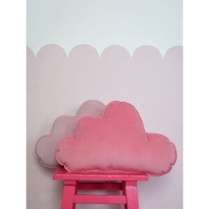 Fluweel Wolkenkussen voor babykamer "Candy pink" Velvet Cloud Kussen voor babykamer “Candy pink” Ideaal voor slaapkamers en kinderkamer. Gemaakt van hoogwaardige mousseline stof, garandeert het duurzaamheid en een mooie uitstraling. Dit kussen biedt comfort, zachtheid en is een perfecte aanvulling op elk interieur. Ze staan ​​prachtig op een fauteuil, op een bed en als aanvulling op onze tipi-set. Kinderen zijn er dol op! Het spelen en spelen kan uren duren en je weet nooit waar het avontuur je naartoe brengt! Maar als je even wilt uitrusten of een dutje wilt doen, kun je het beste een zacht, knus kussen knuffelen... Deze Sierkussens zijn mooi, zeer comfortabel en praktisch. Ze vormen een mooie decoratie van de kinderkamer, maken het uiterst gezellig en creëren perfecte omstandigheden voor dutjes en  uiteraard  spelen! Maak uw eigen kussencomposities van de beschikbare patronen! Fluweel Wolkenkussen voor babykamer “Candy pink” Kussen in de vorm van een wolk, stevig gemaakt en genaaid van hoogwaardig fluweel. Zacht om aan te raken, voor de slaapkamer en de woonkamer. Gevuld met hoogwaardige anti-allergische siliconenvezelbolletjes. Je kunt hem veilig wassen in de wasmachine, de vulling blijft luchtig en elastisch. De belangrijkste kenmerken van het fluwelen wolkenkussen voor de babykamer “Candy pink”: ideaal voor de babykamer gemaakt van hoogwaardige mousseline stof biedt comfort en zachtheid ideaal als verjaardagscadeau, voor een babyshower Kenmerken van het fluwelen wolkenkussen voor de babykamer “Candy pink” anti-allergene vulling stof: 100% fluweel afmetingen: 39 cm x 28 cm wastemperatuur: tot 30°C Casa & Viventes Gewicht: 300g Materialen: Fluweel, Silicone merk: Moi Mili