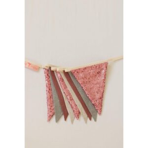 "Roze en grijze" paillettenslinger Magie komt niet zomaar! Het is duidelijk voor alle feeën en tovenaars in elk paleis en elke kamer! Slingers benadrukken de pracht van de kleine prins of prinses en de kleine ridder of fee. Slingers zijn een sieraad voor elk interieur. Je kunt ze gebruiken als onderdeel van het decorontwerp voor een poppenkast, een verjaardagsfeestje of een carnavalsbal. Ze kunnen de kamer van een kind in een magisch koninkrijk veranderen, een speelafspraakje rocken, een sprookjesachtige sfeer creëren voor het lezen van een boek voor het slapengaan. Slingers zijn een prachtige aanvulling op een overkapping, tipi, wanddecoratie of raam. ONDERDEEL VAN DE MAGISCHE VERHALENCOLLECTIE Voor het uitspreken van magische spreuken zijn geschikte uitrustingen nodig, zoals magische capes, kronen, kappen en toverstokken. Omdat elk land zijn eigen magische regels heeft, moet je op vrijwel alles voorbereid zijn. Combineer onze slingers met baldakijnen en kussens! De slinger is zorgvuldig gemaakt van roze katoenen wimpels met pailletten en grijze en marsala wimpels, aan een band genaaid. Stof: pailletten en 100% linnen en OEKO-TEX® gecertificeerd katoen. CASA & VIVENTES "Roze en grijze" paillettenslinger Lengte slinger: 2,2 m. Gewicht: 100g Materialen: Katoen, Linnen, Katoen, Linnen merk: Moi Mili