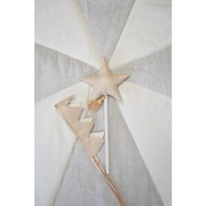 Sprookjesachtige kroon- en toverstaf-magieset "Beige" Sprookjeskroon- en toverstaf-magieset "Beige" Perfect voor carnaval, Halloween en vele andere gelegenheden, dit is het perfecte verkleed of verkleedstuk voor allerlei soorten bals! De prachtige set is ontworpen voor kleine koningen en royals die zich een echte royalty willen voelen. Het is ook de perfecte decoratie voor een kinderkamer of verjaardagsfeestje, die zeker de aandacht zal trekken en charme zal toevoegen aan elke ruimte. Er is geen manier om te weten wie je kleintje vandaag wordt en aan welke fantastische avonturen hij of zij zal deelnemen. Dat is precies waarom je je van tevoren moet voorbereiden op de rollen van koning, en koningin, en draak, en heks, en ridder. om er maar een paar te noemen! Kostuums zijn een must-have voor theaterspelen, shows, kostuumbals, verjaardagsfeestjes en talloze fotoshoots. Er is geen land waar koninginnen, prinsessen en heersers het kunnen stellen zonder het belangrijkste machtssymbool: de kroon. Terwijl je toch bezig bent, voeg je een toverstok toe voor een tovenaar of tovenares, een feeënkoningin, een tovenaarskoning, elvenkoningin of zelfs Harry Potter... De spreuken die met een toverstok worden uitgesproken, zijn veel permanenter en moeilijker te ontgoochelen.  Het is duidelijk voor alle feeën en tovenaars. Voor het uitspreken van magische spreuken is geschikte uitrusting vereist, zoals magische capes, kronen, kappen en toverstokken. Omdat elk land zijn eigen magische regels heeft, moet je op vrijwel alles voorbereid zijn. Voeg onze magische cape toe om een ​​tovenares- of tovenaarsset te creëren! Sprookjeskroon- en toverstokmagieset "Beige" De set bestaat uit twee elementen: een kroon en een toverstok, beide beige. De dubbelzijdige kroon is zorgvuldig gemaakt van hoogwaardig katoen. Omdat hij aan de achterkant is vastgebonden, past hij gemakkelijk op het hoofd van zowel een peuter als een ouder. De toverstok is gemaakt van pailletten, katoen en een dennenstokje. De ster is aan het stokje genaaid en versierd met een prachtig subtiel kwastje. Hoogtepunten van de sprookjeskroon- en toverstaf-magieset "Beige": de set bestaat uit twee elementen: een kroon en een toverstok. De kroon is omkeerbaar en gemaakt van hoogwaardig katoen. De kroon is stevig genaaid en dankzij de binding aan de achterkant past hij zowel op het hoofd van de kinderen als op het hoofd van de ouders. Kenmerken van de Sprookjeskroon- en Toverstokmagieset "Beige" : stof: 100%, OEKO-TEX® gecertificeerd katoen afmetingen: toverstaf: hoogte 35 cm kroon: hoogte: 12 cm, lengte kroon zonder binding: 40 cm wastemperatuur : tot 30°C Casa & Viventes kleuren: Beige Materialen: Katoen merk: Moi Mili