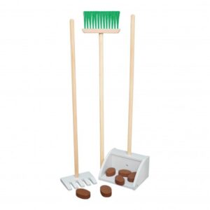 Mestboy Set voor Stokpaarden Ruim de rommel van de stokpaarden op met deze leuke FSC houten mestboy set. De set is inclusief paardenvijgen. De steellengte is 60cm. Mestboy Set voor Stokpaarden Adviesleeftijd 3+ merk: ByASTRUP