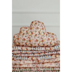 Wolkenkussen "groene tuin" decoratief kussen Wolkenkussen in katoen "Spring Garden"  Ideaal voor slaapkamers en kinderkamers, dit charmante wolkvormige kussen zal een vleugje magie in elke ruimte brengen. Gemaakt van hoogwaardig katoen, het zorgt voor zowel duurzaamheid als een mooie esthetiek. De decoratieve kussen zijn garandeert comfort, zachtheid en een stijlvolle toevoeging aan elk interieur. Het ziet er prachtig uit op een stoel, bed of als onderdeel van onze tipi -set. Kinderen zijn er absoluut dol op! Avontuur kan uren duren en je naar onverwachte plaatsen leiden! Maar als het tijd is voor rust of een snel dutje, gaat er niets boven knuffelen met een zacht, gezellig kussen .de decoratieve kussens zijn niet alleen mooi; Ze zijn ook ongelooflijk comfortabel en praktisch. Ze zorgen voor een heerlijke decoratie in de kamer van elk kind, waardoor de ruimte gezellig en perfect is voor dutjes en natuurlijk voor spelen! Maak je eigen kussencomposities door te combineren met verschillende kussens! Dit wolkvormige kussen is gemaakt van hoogwaardige katoen met een delicate bloemenprint. Het is ongelooflijk zacht aanvoelend, waardoor het perfect is voor zowel de slaapkamer als de woonkamer. Gevuld met hoogwaardige anti-allergene siliconenparels, is het veilig, pluche en veerkrachtig. Het is wasbaar en zorgt ervoor dat het luchtig en elastisch blijft.  Belangrijkste kenmerken van het wolkenkussen in katoen:  Perfect voor kinderkamers, zacht en aangenaam aanvoelend.  Ideaal als een cadeau ,voor verjaardagen, babyshowers of een speciale gelegenheid. Gemakkelijk te reinigen, machine wasbaar tot 30 ° C. Specificaties: Vulling: anti-allergene siliconenparels  Materiaal: 100% katoen Afmetingen: 39 cm x 28 cm Wasbaar wasbaar: machine wasbaar bij temperaturen tot 30 ° C  Voeg een vleugje zachtheid en charme toe aan je interieur met de interieur met onze wolkkussen, een deel van de*Spring Garden*Collection, ontworpen om vreugde en schoonheid aan elke kamer te brengen! Perfect voor het creëren van een gezellige, grillige ruimte voor je kleintjes. Dit prachtige kussen is niet alleen een decoratief stuk, maar ook een functionele, comfortabele metgezel voor de dagelijkse avonturen van je kind en rustgevende momenten. Voeg het toe aan uw huis voor een heerlijke en stijlvolle sfeer! CASA & VIVENTES Wolkenkussen "Spring Garden" decoratief kussen merk: Moi Mili