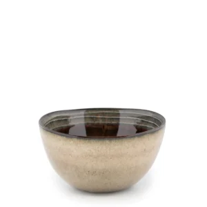 The Comporta Cereal Bowl - M Wanneer u brunch, lunch of diner heeft, is niets aangenamer dan een aantrekkelijk vaste tafel met prachtig gekozen servies. We houden van het unieke ontwerp- en kleurentinten van ons Portugese keramiek. Een echte must-have voor elke gelegenheid. Het beste van alles, ze zijn ontworpen om sterk en chipbestendig te zijn. Dit handgemaakte servies kan sterk variëren in kleur - van bruin tot diepblauw of zelfs met tinten groen. Dit is geen fabricagefout, maar een uniek kenmerk van het materiaal en de methode om te maken. De Comporta -collectie wordt gemaakt met behulp van Crackle Glaze -afwerking. Het is bekend dat deze afwerking bij elk item een andere intensiteit van Crackles vertoont. Deze Crackles maken daarom deel uit van de decoratie van deze collectie. Casa & Viventes Breedte: 15cm Hoogte: 8cm Lengte: 15cm Gewicht: 3200g Materialen: Keramiek merk: Bazar Bizar Living
