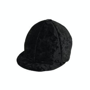 Paardrijcap "DRESS UP" Iedereen die op een paard rijdt, moet een paardrijcap dragen. Als je op jouw stokpaard rijdt, kunt je nu ook een zwarte cap dragen die er precies zo uitziet als in het echt. Deze ongelooflijk hoogwaardige rijcap uit het by ASTRUP®-assortiment is gemaakt van gewatteerd zwart velours. Je kunt de maat verstellen met het klittenband aan de achterkant van de helm. Het wordt geleverd met 3 verschillende strikken in zilver, dusty roze en dusty groen. De strikken hebben klittenband, zodat ze gemakkelijk aan de rijmuts kunnen worden bevestigd en naar wens kunnen worden vervangen. Houd er rekening mee dat het kan niet worden gebruikt als een echte rijcap. CASA & VIVENTES Paardrijcap "DRESS UP" Adviesleeftijd 3+ merk: ByASTRUP