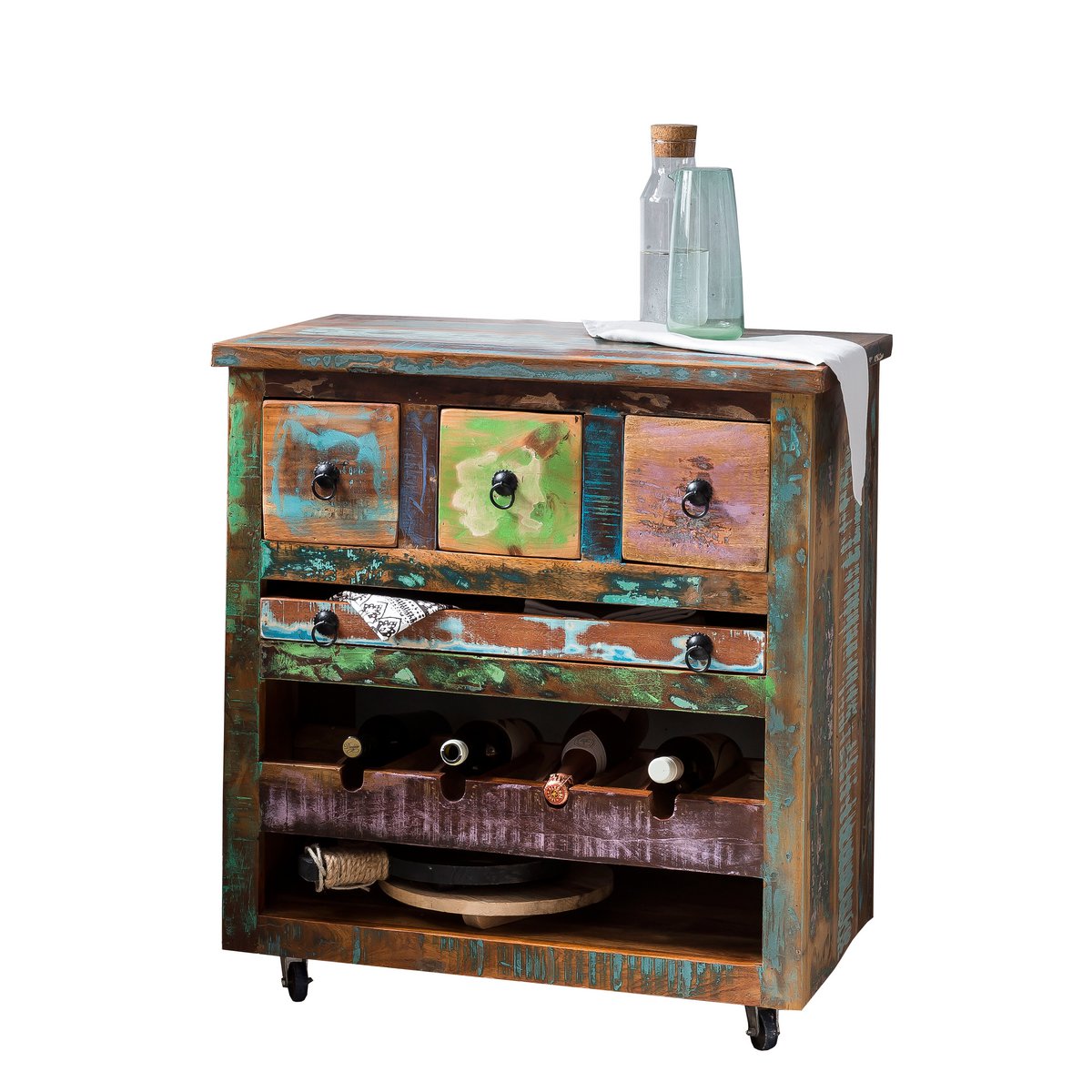 Keukenwagen Compact en slim. De combinatie van geverfd oud hout en zwart metalen beslag geeft de keukenwagen zijn rustieke charme. Met een flessenrek voor vier flessen, een open plank, een uitneembaar dienblad en drie lades is de kar een praktische hulp in de keuken of eetkamer. De trolley kan worden gebruikt als rustieke thuisbar of zorgt er dankzij de wielen voor dat flessen, glazen en accessoires gemakkelijk van de keuken naar de eetkamer kunnen worden vervoerd tijdens gezellige bijeenkomsten aan de eettafel. De keukentrolley is gemaakt van kleurrijk geverfd hergebruikt hout. Verschillende kleurgradaties en structuren maken elke auto uniek. Of het nu gaat om een blikvanger in een eenvoudige sfeer of als onderdeel van een moderne inrichting in fabrieksdesign: de keukentrolley is een chique aanvulling op vele woonstijlen. De moderne materiaalmix combineert een shabby en industriële look. Lades binnenkant: 9x23,5x11 cm, bakje: 42x25x4 cm, dikte van de afdekplaat 2 cm, draagvermogen 40 kg CASA & VIVENTES Keukenwagen Breedte: 78cm Hoogte: 85cm Lengte: 48cm Gewicht: 30000.00g kleuren: Meerkleurig, Zwart Materialen: Hout, Hout, Metaal merk: SIT Möbel Im- und Export