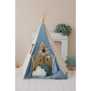 Tipi-tent "Jeans" met pompons Uw kleine avonturier kan urenlang de wereld verkennen en spelen, maar bij terugkomst heeft hij of zij een plek nodig om uit te rusten, te eten en plannen te maken voor verdere avonturen. Een tipi betekent letterlijk een woning, en is een woord dat wordt gebruikt door de Sioux, de inheemse bevolking van de Great Plains. Het is een ruimte voor allerlei soorten plezier. En het heeft een raam met een gordijn om de omgeving te bekijken! Als het spelen klaar is, kun je de tipi weer in de hoes inpakken en bijvoorbeeld in de hoek van de kamer opbergen. Opgevouwen neemt hij niet veel ruimte in beslag en dankzij de hoes neem je hem gemakkelijk mee naar buiten. Binnenin zit een vakje waarin kinderen hun speelgoed, boeken en andere schatten kunnen verstoppen. De tipi “Jeans” met pompons is een klassieke tent, vaak gekozen voor kinderen. Gemaakt van sterk katoen en denim, versierd met grote pompons. Gemaakt van natuurlijke materialen: 100% katoenen stof en grenen palen. Dankzij de vijfwandige structuur is de tent stabiel wanneer hij wordt opgezet, de stokken zijn afgerond en geplaatst in tunnels die aan de onderkant aan elkaar zijn genaaid. De tipi is perfect voor gebruik in huis, in de tuin of op het strand. De set bestaat uit een speeltent, stokken en een katoenen hoes. Vul het gerust aan met onze prachtige decoraties en accessoires. Stof: 100% OEKO-TEX® gecertificeerd katoen. Gewicht stof: 260. Wastemperatuur: tot 30°C. Grenenpalen: 180 cm. Hoogte opgebouwd: 170 cm. Diameter voet: 120/130 cm. Casa & Viventes Materialen: Katoen, Katoen merk: Moi Mili