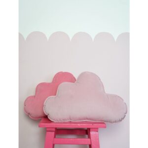 Velvet Wolkenkussen voor babykamer "Zacht roze" Velvet Cloud Kussen voor babykamer “Zachtroze” Ideaal voor slaapkamers en kinderkamer. Gemaakt van hoogwaardige mousseline stof, garandeert het duurzaamheid en een mooie uitstraling. Dit decoratieve kussen biedt comfort, zachtheid en is een perfecte aanvulling op elk interieur. Ze staan ​​prachtig op een fauteuil, op een bed en als aanvulling op onze tipi-set. Kinderen zijn er dol op! Het spelen en spelen kan uren duren en je weet nooit waar het avontuur je naartoe brengt! Maar als je even wilt uitrusten of een dutje wilt doen, kun je het beste een zacht, knus kussen knuffelen... Deze Sierkussens zijn mooi, zeer comfortabel en praktisch. Ze vormen een mooie decoratie van de kinderkamer, maken het uiterst gezellig en creëren perfecte omstandigheden voor dutjes en uiteraard spelen! Maak uw eigen kussencomposities van de beschikbare patronen! Fluweel Wolkenkussen voor babykamer “Zachtroze” Kussen in de vorm van een wolk, stevig gemaakt en genaaid van hoogwaardig fluweel. Zacht om aan te raken, voor de slaapkamer en de woonkamer. Gevuld met hoogwaardige anti-allergische siliconenvezelbolletjes. Je kunt hem veilig wassen in de wasmachine, de vulling blijft luchtig en elastisch. De belangrijkste kenmerken van het fluwelen wolkenkussen voor de babykamer “Zacht roze”: ideaal voor de babykamer gemaakt van hoogwaardige mousseline stof biedt comfort en zachtheid ideaal als verjaardagscadeau, voor een babyshower Kenmerken van het fluwelen wolkenkussen voor de babykamer “Zacht roze” anti-allergene vulling stof: 100% fluweel afmetingen: 39 cm x 28 cm wastemperatuur: tot 30°C Casa & Viventes Gewicht: 300g Materialen: Fluweel, Silicone merk: Moi Mili
