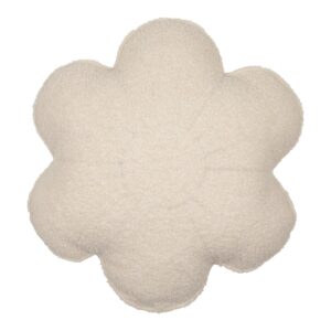 Fluffy Boucle Teddy Flower Pillow, Decoratief Bloom Wij nodigen u uit om ons exclusieve bloemvormige bouclé-kussen te ontdekken, een charmante en grillige toevoeging aan elk interieur. Dit kussen is gemaakt van hoogwaardige bouclé-stof en voegt een zachte, gestructureerde touch en een speels ontwerp toe aan uw huis. De unieke bloemvorm brengt een frisse en vreugdevolle sfeer, waardoor het een perfect decoratief accent is voor elke kamer. Gemaakt van premium bouclé stof, dit kussen biedt zowel visuele schoonheid als comfort. De zachte, gezellige textuur biedt een heerlijke rustervaring, terwijl de bloemvorm een ​​leuk, door de natuur geïnspireerde element aan uw decor toevoegt. Het is een perfecte match voor een woonkamer, slaapkamer of kinderdagverblijf, waardoor de ruimte wordt opgehelderd met zijn vrolijke en warme uiterlijk. Moi Mili Bouclé kussens zijn handgemaakt met zorg  in Polen, waardoor de hoogste kwaliteit en duurzaam vakmanschap wordt gewaarborgd. Elk kussen is zorgvuldig genaaid en gevuld met hypoallergene siliconenballen, wat zowel comfort als duurzaamheid biedt.  Afmetingen: 40x40 cm (bloemvorm) Fabric: 100% hoogwaardige bouclé-katoen  vulling Hypoallergene siliconenbal  zorg: Wasbaar machine tot 30 ° C. De inhoud behoudt zijn luchtigheid en elasticiteit na het wassen.  Laat dit prachtige bloemvormige bouclé-kussen je huis opfleuren met zijn vrolijke ontwerp en gezellige gevoel.   Casa & Viventes merk: Moi Mili
