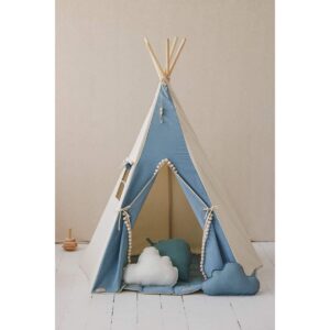 Tipi "Jeans" met pompons en mattenset Je kleine avonturier kan urenlang de wereld verkennen en spelen, maar bij terugkomst heeft hij of zij een plek nodig om uit te rusten, te eten en plannen te maken voor verdere avonturen. Een tipi betekent letterlijk een woning, en is een woord dat wordt gebruikt door de Sioux, de inheemse bevolking van de Great Plains. Het is een ruimte voor allerlei soorten plezier. En het heeft een raam met een gordijn om de omgeving te bekijken! Als het spelen klaar is, kun je de tipi weer in de hoes inpakken en bijvoorbeeld in de hoek van de kamer opbergen. Opgevouwen neemt hij niet veel ruimte in beslag en dankzij de hoes neem je hem gemakkelijk mee naar buiten. Binnenin zit een vakje waarin kinderen hun speelgoed, boeken en andere schatten kunnen verstoppen. Een comfortabele mat maakt deel uit van de inventaris van elke avonturier; Ook is hij handig tijdens lange gesprekjes in tipi's, en als bootje bij het oversteken van rivieren. De mat doet dienst als heerlijk comfortabel vloerkleed in een peuterkamer en kan dienen als aanvulling op een tent, overkapping of wanddecoratie. Het kan ook in de tuin of bij een picknick worden gebruikt. En het beste is om er al vanaf jonge leeftijd op te rollen en met speelgoed te spelen!  Dankzij de vijfwandige structuur is de witte Moi Mili-tent met roze pompons stabiel wanneer hij wordt opgezet, de palen zijn afgerond en geplaatst in tunnels die aan de onderkant aan elkaar zijn genaaid. De mat voegt een vleugje fantasie, gezelligheid en unieke charme toe aan elk interieur. De tipi is gemaakt van natuurlijke materialen: 100% katoenen stof en grenen stokken. De duurzame mat is gemaakt van hoogwaardig katoen. De set bestaat uit een speeltent, mat, stokken en een katoenen hoes. Vul het gerust aan met onze prachtige decoraties en accessoires. De mat is dubbelzijdig, gevuld met dikke isolatievoering. Stof: 100% OEKO-TEX® gecertificeerd katoen. Gewicht stof: 260. Wastemperatuur: tot 30°C. Grenenpalen: 180 cm. Hoogte opgebouwd: 170 cm. Diameter voet: 120/130 cm. Diameter ronde mat: 120 cm +- 3 cm; 100% OEKO-TEX®-gecertificeerd katoen. Casa & Viventes Gewicht: 5000g Materialen: Katoen, Katoen merk: Moi Mili