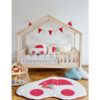 Kinderautomat "Red Dots" Kindermat auto "Red dots" Bent u op zoek naar een unieke speelmat, aankleedkussen voor de kamer van uw kind? Onze mat in de vorm van een auto is gemaakt van materialen van de hoogste kwaliteit: katoen en linnen, wat een lange levensduur garandeert. Welkom in dromenland met de Dreams on Wheels-collectie! We weten dat kinderen graag reizen en dromen van avonturen. We hebben een speciale serie voor ze gemaakt, inclusief kussens en matten in de vorm van schattige autootjes, waarmee ze een fascinerende reis kunnen maken zonder hun kamer te verlaten. Onze producten zijn niet alleen een decoratief element, maar ook uitstekende hulpmiddelen voor creatief spel en het ontwikkelen van de verbeelding. Geef uw kind de kans op onvergetelijke avonturen met de Dreams on Wheels collectie en tover de kamer van je kind om tot een speelland. Elke mat bevat handgeborduurde elementen, waardoor elk stuk uniek is. We besteden aandacht aan details om ervoor te zorgen dat elke mat prachtig vervaardigd en opvallend is met zijn unieke ontwerp. Kindermattenauto "Red dots" Het is de perfecte aanvulling op de kinderkamer, maar niet alleen! Je kunt hem met een gerust hart buiten gebruiken op het terras of in de tuin! Dankzij de unieke vorm en het esthetische ontwerp wordt deze mat het favoriete speelgoed en de metgezel van je kind tijdens avonturen. Belangrijkste kenmerken van de kindermatauto "Red dots": unieke vorm van de auto van hoogwaardig katoen, met de hand geborduurde details die elk stuk uniek maken, mooie afwerking en uniek design, ideale decoratie voor de kinderkamer, ideaal voor terras en tuin, de perfecte decoratie voor de kinderkamer. cadeau voor verjaardagen en babyshowers Kenmerken kindermattenwagen "Red dots": materiaal: 100% katoen, 100% fluweel afmetingen: 120cm x 85cm wastemperatuur: tot 30°C Casa & Viventes                                                                                                                                                                  merk: Moi Mili