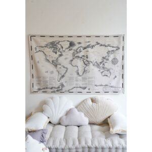 Katoenen wereldkaart voor kinderen "Beschavingsprestaties" Katoenen wereldkaart voor kinderen "Beschavingsprestaties" De katoenen wereldkaart voor kinderen "Reizigers en hun paden" is een uniek product dat uw kind niet alleen veel plezier zal bezorgen, maar ook zijn kennis van aardrijkskunde zal ontwikkelen en verschillende plaatsen zal verkennen van de wereld. Deze kaart is de perfecte manier om uw kleintje kennis te laten maken met de fascinerende wereld van reizen. Onze kaart is gemaakt van hoogwaardig katoen, waardoor hij prettig aanvoelt en duurzaam is. Het is zorgvuldig ontworpen, trekt de aandacht van uw kind en moedigt je kind aan om nieuwe plekken te verkennen. Elk continent is voorzien van een label, waardoor het vermogen wordt ontwikkeld om geografische punten op de kaart te herkennen en te lokaliseren. Daarnaast zijn rivieren, bergketens en kleine illustraties die bij de plaatsen passen ook op onze kaart gemarkeerd. Door deze details kan het kind niet alleen over aardrijkskunde leren, maar ook over de interessante kenmerken van verschillende delen van de wereld. Katoenen wereldkaart voor kinderen "Beschavingsprestaties" Dit is een uiterst aantrekkelijk en leerzaam product waarmee uw kind de fascinerende wereld van reizen en aardrijkskunde zal ontdekken. Het is het perfecte cadeau voor kleine reizigers om hun nieuwsgierigheid te prikkelen en hen aan te moedigen de wereld te verkennen. Belangrijkste kenmerken van de katoenen wereldkaart voor kinderen "Beschavingsprestaties": een product speciaal voor kleine reizigers gemaakt van hoogwaardig katoen, waardoor het aangenaam aanvoelt en duurzaam is, zorgt voor veel plezier terwijl het de kennis van uw kind over aardrijkskunde ontwikkelt en verschillende plaatsen in de omgeving verkent de wereld de perfecte manier om uw peuter kennis te laten maken met de fascinerende wereld van reizen een aantrekkelijk en leerzaam geschenk dat de nieuwsgierigheid zal opwekken, vaardigheden zal ontwikkelen en het verkennen van de wereld zal aanmoedigen Kenmerken van de katoenen wereldkaart voor kinderen "Beschavingsprestaties": samenstelling: 100% afmetingen katoen: 142 cm x 89 cm wastemperatuur 30°C CASA & VIVENTES Katoenen wereldkaart voor kinderen "Beschavingsprestaties" Materialen: Katoen merk: Moi Mili