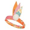 "Picknick met bloemen" Hoofdband Er was eens een mooie prinses die... Boooooring! Mam, we willen avonturen, actie en lange reizen! Amerika, het zogenaamde Beloofde Land, heeft onvermoeibare avonturiers altijd gefascineerd, het is onnodig om te zeggen dat spelen een inherent onderdeel is van een gelukkige jeugd. De  collectie tovert de kamer van je kind om tot een echt Bloemendorp! De producten zullen zelfs de meest veeleisende liefhebbers van tijd doorbrengen in de natuur aanspreken. Met de COLLECTIE VAN PICKNICK MET BLOEMEN kan je een kleurrijke sfeer creëren. Je ruikt bijna naar bloemen die erop zijn afgebeeld, die in balans zijn met een schattig geruit patroon. De producten versierd met de print zijn charmant zoet en hun hippiekleuren doen met nostalgie denken aan het tijdperk van de bloemenkinderen. De Indiase hoofdband is zorgvuldig gemaakt van katoen, met beige pompon. Stof: 100% katoen. Wastemperatuur: tot 30°C. CASA & VIVENTES "Picknick met bloemen" Hoofdband merk: Moi Mili Kijk hier voor meer sprookjes artikelen van CASA & VIVENTES