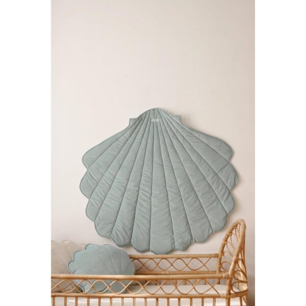 "Powder Mint" fluwelen schelpmat Waren het maar niet de steeds langere avonden en de vogels die zich klaarmaakten om weg te vliegen... Zomer, jij bent de beste! Een comfortabele mat maakt deel uit van de inventaris van elke avonturier; hij is ook handig tijdens lange vergaderingen in tipi's, en komt goed van pas als boot bij het oversteken van rivieren :-) De schelpmat doet dienst als heerlijk comfortabel vloerkleed in een kinderkamer en kan dienen als aanvulling op een tent, overkapping of wanddecoratie . Ook kan hij vanaf jonge leeftijd worden gebruikt om in de tuin te spelen of bij een picknick. Het seizoen om van frambozen te genieten, vlinders te vangen en in de schaduw te loungen gaat door. Waren het maar niet de steeds langere avonden en de vogels die zich klaarmaakten om weg te vliegen... Eindelijk zomer! Pluizige schelpvormige mat, stevig genaaid van zacht aanvoelend fluwelen stof in poedermintkleur en dik natuurlijk katoen. Het werkt perfect als klein vloerkleed bij het kinderbedje, als speelkleed voor de baby op de grond of in de tuin. Duurzaam, dubbelzijdig, gevuld met dikke isolatievoering. Stof: 100% polyester en 100% OEKO-TEX® gecertificeerd katoen. Wastemperatuur: tot 30°C. Afmeting: 115x110 cm +- 3 cm, dikte: 3 cm. Gewicht: 500g Materialen: Katoen, Schelp, Fluweel, Katoen CASA & VIVENTES "Powder Mint" fluwelen schelpmat merk: Moi Mili