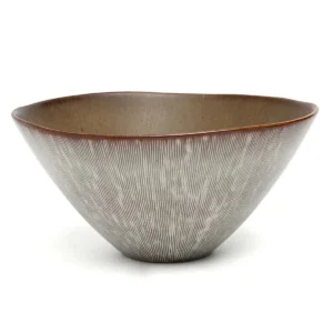 De Peniche Serveerschaal Maak van uw maaltijden een kustviering met de Peniche Serving Bowl! Geïnspireerd door de serene schoonheid van de Peniche -kustlijn van Portugal, is deze royale kom perfect voor alles, van verse salades tot hartige pastagerechten, of zelfs als een prachtig fruitdisplay. Combineer het met de bijpassende Peniche -collectie om een ​​samenhangende en stijlvolle look te creëren die indruk op uw gasten zal maken. Dit handgemaakte servies kan aanzienlijk variëren in kleur - van grijs wit met tinten bruin. Deze variaties zijn geen fabricage van defecten, maar unieke kenmerken van het materiaal en het vakmanschap. Casa & Viventes Breedte: 26.5cm Hoogte: 12.5cm Lengte: 26.5cm Gewicht: 2692g Materialen: Keramiek merk: Bazar Bizar Living