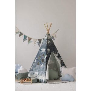 Tipi-tent "Nachtelijke hemel" Uw  kleine avonturier kan urenlang de wereld verkennen en spelen, maar bij terugkomst heeft hij of zij een plek nodig om uit te rusten, te eten en plannen te maken voor verdere avonturen. Een tipi betekent letterlijk een woning, en is een woord dat wordt gebruikt door de Sioux, de inheemse bevolking van de Great Plains. Het is een ruimte voor allerlei soorten plezier. Als het spelen klaar is, kun je de tipi weer in de hoes inpakken en bijvoorbeeld in de hoek van de kamer opbergen. Opgevouwen neemt hij niet veel ruimte in beslag en dankzij de hoes neem je hem gemakkelijk mee naar buiten. Binnenin zit een vakje waarin kinderen hun speelgoed, boeken en andere schatten kunnen verstoppen.  De collectie bevat dieren als sterrenbeelden die flikkeren aan een heldere winterhemel in de bergen. De tipi ‘Night Sky’ presenteert een winterlandschap met pooldieren die als sterrenbeelden de nachtelijke hemel verlichten. Winternachten breng je het beste door in een knus hoekje!  Gemaakt van natuurlijke materialen: 100% katoenen stof en grenen palen. Dankzij de vijfwandige structuur is de tent stabiel wanneer hij wordt opgezet, de stokken zijn afgerond en geplaatst in tunnels die aan de onderkant aan elkaar zijn genaaid. De tipi is perfect voor gebruik in huis, in de tuin of op het strand. De set bestaat uit een speeltent, stokken en een katoenen hoes. Vul het gerust aan met onze prachtige decoraties en accessoires. Stof: 100% OEKO-TEX® gecertificeerd katoen. Gewicht stof: 260. Wastemperatuur: tot 30°C. Grenenpalen: 180 cm. Hoogte opgebouwd: 170 cm. Diameter voet: 120 cm. Gewicht: 5000g Casa & Viventes Materialen: Katoen, Katoen merk: Moi Mili