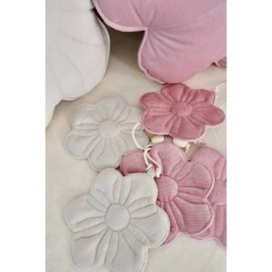 Fluwelen bloemenslinger "Snoepboeket" Het is heerlijk om wakker te worden en te spelen in huis Bloom. Bloemen houden van weilanden, tuinen en..  Dit voorjaar komt je huis tot leven als een bloeiende tuin. Maak diverse boeketten van linnen en fluwelen bloemen,  kussens, matten en slingers die van het huis houden! Slingers zijn een sieraad voor elk interieur. Je kunt ze gebruiken als onderdeel van het decorontwerp voor een poppenkast, een verjaardagsfeestje of een carnavalsbal. Ze kunnen de kamer van een kind in een magisch koninkrijk veranderen, een speelafspraakje rocken, een sprookjesachtige sfeer creëren voor het lezen van een boek voor het slapengaan. Slingers zijn een prachtige aanvulling op een baldakijn, een tipi, een wieg, wanddecoratie of een raam Combineer onze slingers met luifels en kussens! De slinger is zorgvuldig gemaakt van fluwelen bloemen (100% polyester) in delicate tinten geïnspireerd op de natuurlijke kleuren van planten, vooral geschikt voor lichte, pastelkleurige interieurs, opgehangen aan een katoenen koord versierd met houten kralen .Lengte slinger: 3,5 m. Casa & Viventes Gewicht: 100g Materialen: Fluweel, Polyester, Katoen, Hout merk: Moi Mili