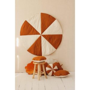 "Caramel Candy" Ronde Patchwork Mat Al het plezier, de circusstunts en het harde lachen kunnen ervoor zorgen dat je soms duizelig wordt! Een comfortabele mat maakt deel uit van de inventaris van elke avonturier; Ook handig tijdens lange gesprekjes in tipi's, en handig als bootje bij het oversteken van rivieren. De mat doet dienst als heerlijk comfortabel vloerkleed in een kinder kamer en kan dienen als aanvulling op een tent, overkapping of wanddecoratie. Ook kan hij vanaf jonge leeftijd worden gebruikt om in de tuin te spelen of bij een picknick. Deze ronde mat in circusstijl, gemaakt van linnen en katoen, is stevig genaaid uit stukken donker karamelkleurig linnen en natuurlijk dik katoen. Perfect voor de speelkamer of slaapkamer van een ouder kind. Duurzaam, dubbelzijdig, gevuld met dikke isolatievoering. Stof: 100% linnen en 100% katoen, beide OEKO-TEX® gecertificeerd. Wastemperatuur: tot 30°C. Afmeting: 120x120 cm +- 3 cm, dikte: 3 cm. Casa & Viventes Gewicht: 500g Materialen: Katoen, Linnen, Hout merk: Moi Mili