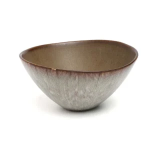 De Peniche serveerschaal - S Maak van uw maaltijden een kustviering met de Peniche Serving Bowl! Geïnspireerd door de serene schoonheid van de Peniche -kustlijn van Portugal, is deze royale kom perfect voor alles, van verse salades tot hartige pastagerechten, of zelfs als een prachtig fruitdisplay. Combineer het met de bijpassende Peniche -collectie om een ​​samenhangende en stijlvolle look te creëren die indruk op uw gasten zal maken. Dit handgemaakte servies kan aanzienlijk variëren in kleur - van grijs wit met tinten bruin. Deze variaties zijn geen fabricage van defecten, maar unieke kenmerken van het materiaal en het vakmanschap. Casa & Viventes Breedte: 19cm Hoogte: 8.5cm Lengte: 19cm Gewicht: 3560g Materialen: Keramiek merk: Bazar Bizar Living