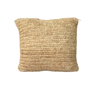 De Raffia Flores Kussenhoes Vierkant Naturel 40x40 Onze super stijlvolle Raffia kussens zijn in Indonesië met de hand geweven door de lokale bevolking. Perfect voor je huis of tuin om een vleugje natuurlijke sfeer in huis te brengen. Ze voegen prachtige textuur toe aan je interieur en geven een vleugje boho aan je huis. Deze kussens zien er prachtig uit op een bank of bed. Binnenkussen niet inbegrepen! Casa & Viventes Breedte: 40cm Lengte: 40cm Gewicht: 500g Materialen: Raffia merk: Bazar Bizar Living