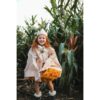 "Beige" kroon voor kinderen “Beige” kroon voor kinderen Perfect voor feestjes en vele andere gelegenheden, het is het perfecte verkleed- of verkleedstuk voor allerlei soorten bals! Onze prachtige kroon is ontworpen voor kleine koningen en royals die zich een echte royalty willen voelen. Het is ook de perfecte decoratie voor een kinderkamer en zal zeker de aandacht trekken en charme toevoegen aan elke ruimte. Er is geen manier om te weten wie je kleintje vandaag wordt en aan welke fantastische avonturen hij of zij zal deelnemen. Dat is precies waarom je je van tevoren moet voorbereiden op de rollen van koning, en koningin, en draak, en heks, en ridder.om er maar een paar te noemen! Kostuums zijn een must-have voor theaterspelen, verkleedbals, verjaardagsfeestjes en talloze fotoshoots. Er is geen land waar koninginnen, prinsessen en heersers zonder het belangrijkste symbool van macht kunnen: de kroon. Zonder dit is het moeilijk om de majesteit en waardigheid van het ambt te bereiken, en de bevelen die aan koninklijke onderdanen worden gegeven klinken simpelweg minder overtuigend. Gewoon magie!  Magie komt niet zomaar! Het is duidelijk voor alle feeën en tovenaars. Voor het uitspreken van magische spreuken is geschikte uitrusting vereist, zoals magische capes, kronen, kappen en toverstokken. Omdat elk land zijn eigen magische regels heeft, moet je op vrijwel alles voorbereid zijn. Combineer de kroon met een geschikte toverstok om krachtigere spreuken uit te spreken! “Beige” kroon voor kinderen Dubbelzijdige kroon, zorgvuldig gemaakt van hoogwaardig katoen. Omdat hij aan de achterkant is vastgebonden, past hij gemakkelijk op het hoofd van zowel een kind als een ouder. Hoogtepunten van de "Beige" kroon voor kinderen: de kroon past op het hoofd van zowel een kind als een volwassene Ontworpen voor kleine koningen en koninginnen Ideaal voor verkleedfeestjes Kan ook gebruikt worden als decoratief element in de kinderkamer. ideaal als verjaardagscadeau Kenmerken van de "Beige" kroon voor kinderen: materiaal: hoogwaardige katoenen stof is OEKO-TEX® gecertificeerd wastemperatuur: tot 30° C lengte kroon zonder binding: 43 cm Casa & Viventes Gewicht: 100g kleuren: Beige Materialen: Katoen