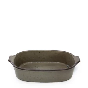 De Comporta Ovenschaal - Groen - M Wie zegt dat ovenbakken er niet goed uitzien? Presenteer uw brunch, lunch- of dinereis in stijl met deze prachtige grijsachtige groene ovenlade. De diepe kleur in combinatie met het prachtige gespikkelde glazuur maakt dit een object om te gebruiken en weer te geven. De Comporta -collectie wordt gemaakt met behulp van Crackle Glaze -afwerking. Het beste van alles, ze zijn ontworpen om sterk en chipbestendig te zijn. Het is bekend dat de Crackle Glaze -afwerking bij elk item een ​​andere intensiteit van Crackles vertoont. Deze handgemaakte kwaliteit is een belangrijk onderdeel van de ambachtelijke aantrekkingskracht van dit product. Dit handgemaakte servies kan sterk variëren in kleur - van bruin tot diepblauw of zelfs met tinten groen. Dit is geen fabricagefout, maar een uniek kenmerk van het materiaal en de methode om te maken. Casa & Viventes Breedte: 19cm Hoogte: 7cm Lengte: 29cm Gewicht: 1200g kleuren: Groen Materialen: Keramiek, Keramiek merk: Bazar Bizar Living