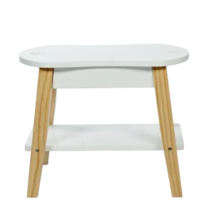 Verzorgingskruk voor Stokpaard  Deze slimme kruk is ontworpen om het stylen van uw Hobby Horses eenvoudig en leuk te maken. Met ruimte voor twee Hobby Horses kunnen kinderen hun fantasie de vrije loop laten en fantastische kapsels creëren. De stok van de Hobby Horse kan eenvoudig door het gat in de kruk worden gestoken en stevig in de inkeping op de plank worden geplaatst. De rubberen rand rond het gat zorgt ervoor dat de stok op zijn plaats blijft, waardoor het hoofd van de Hobby Horse niet wiebelt tijdens het stylen van zijn manen. Onder de kruk vindt u een praktische plank, perfect voor het opbergen van de  verzorgingstas en verzorgingsset. Zo hebben kinderen al hun accessoires gemakkelijk bij de hand wanneer ze beginnen met het stylen van de manen van hun Hobby Horses. De Styling Stool is niet alleen een bron van plezier en spel, maar ook een fantastische manier om de fijne motoriek van kinderen te ontwikkelen. Met deze kruk kunnen ze oefenen met vlechten, borstelen en het creëren van de mooiste kapsels, waarbij alleen hun verbeelding de grenzen bepaalt voor welke geweldige looks ze kunnen creëren voor hun Hobby Horses. Geef uw kind de kans om hun creatieve vaardigheden te ontdekken en te ontwikkelen met de tyling Stool voor Hobby Horses – een perfecte aanvulling op de collectie van elke Hobby Horse-liefhebber. CASA & VIVENTES Verzorgingskruk voor Stokpaard Adviesleeftijd 3+ merk: ByASTRUP