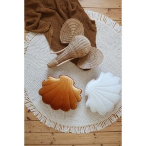 Fluwelen schelpkussen 'Gold Pearl' Fantastisch voor zowel volwassenen als kinderen, want als je even wilt uitrusten of een dutje wilt doen, kun je dat het beste op een zacht, fluweelachtig kussen doen. Dat weet iedereen! Sierkussens  zijn mooi, zeer comfortabel en praktisch. Ze vormen een mooie decoratie van de kinderkamer, maken het uiterst gezellig en creëren perfecte omstandigheden voor dutjes en uiteraard spelen!  Omdat het zo spectaculair is, benadrukt het zowel verfijnde woonkamers als gezellige kinderkamers. Elk interieur wordt prachtig met onze bestverkochte collectie van glanzend, zacht fluweel. Of het nu in je woonkamer is, als decoratie voor een kinderbedje of een rotan fauteuil: C’est chic! Maak uw eigen kussencomposities van de beschikbare patronen! Een prachtig fluwelen schelpvormig kussen, zorgvuldig genaaid van hoogwaardige goudkleurige fluwelen stof met elastaan ​​dat prachtig ligt en glanst. Superzacht om aan te raken, voor de slaapkamer en de woonkamer. Gevuld met hoogwaardige anti-allergische siliconenvezelbolletjes. Je kunt hem veilig wassen in de wasmachine, de vulling blijft luchtig en elastisch. Stof: 95% polyester, 5% elastaan, 330 g Afmetingen: 47 cm x 42 cm. Wastemperatuur: tot 30°C. Casa & Viventes Gewicht: 500g kleuren: Wit, Goud Materialen: Polyester, Elastaan, Schelp, Fluweel merk: Moi Mili