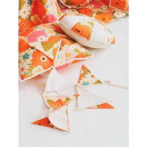 Slinger “Picknick met bloemen”. Er was eens een mooie prinses die... Boooooring! Mam, we willen avonturen, actie en lange reizen! Amerika, het zogenaamde Beloofde Land, heeft onvermoeibare avonturiers altijd gefascineerd, het is onnodig om te zeggen dat het spelen onderdeel is van een gelukkige jeugd. Deze collectie tovert de kamer van uw kind om tot een echt Bloemendorp! Deze producten zullen zelfs de meest veeleisende liefhebbers van tijd doorbrengen in de natuur aanspreken. Deze slinger is onderdel van de COLLECT "PICKNICK MET BLOEMEN"  De print ruikt bijna naar bloemen die erop zijn afgebeeld, die in balans zijn met een schattig geruit patroon. De producten versierd met de print zijn charmant zoet en hun hippiekleuren doen met nostalgie denken aan het tijdperk van de bloemenkinderen. Combineer de slingers met luifels en kussens! De slinger is zorgvuldig gemaakt van katoenen wimpels, aan een band genaaid. Stof: 100% katoen, beide OEKO-TEX® gecertificeerd. Lengte slinger: 2,2 m. Gewicht: 100g CASA & VIVENTES Slinger “Picknick met bloemen”. Materialen: Katoen, Papier, Katoen merk: Moi Mili Kijk hier voor meer kinderartikelen van CASA & VIVENTES