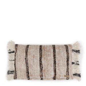 The Oh My Gee Kussenhoes Boheems Wit 30x50 Dit katoenen kussen voegt een prachtig textuurelement toe aan uw stoffering. Een onmisbaar stuk om een ​​boho-sfeer toe te voegen aan je woonkamer, slaapkamer of zelfs in de tuin of overdekt terras. Eindeloze mogelijkheden om jouw persoonlijke stijl te creëren. Binnenkussen niet inbegrepen! Dit unieke textielproduct is met de hand geproduceerd en geverfd, waardoor elk afzonderlijk item een ​​eigen persoonlijkheid krijgt waarbij kleine kleurvariaties niet als een defect maar als een onderscheidend karakter van het product moeten worden beschouwd. Casa & Viventes Breedte: 50cm Hoogte: 10cm Lengte: 30cm Gewicht: 750g Materialen: Katoen, Katoen merk: Bazar Bizar Living