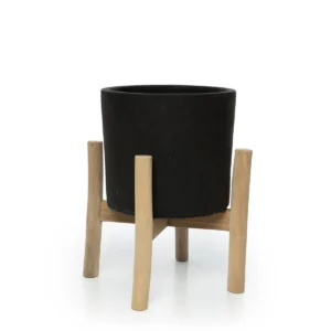 The Charcoal Low Zwart Naturel S Voor alle trotse plantaardige ouders die er zijn, presenteren we een prachtige toevoeging aan je interieurdecor gemaakt op Bali. Deze elegante creatie bevat teaktakken die elegant een terracotta planter ondersteunen. De zachte zwarte kleur en de boeiende textuur van de planter maken het een echt kunstwerk. Houd er rekening mee dat deze vaas niet bedoeld is om water vast te houden; Het is speciaal ontworpen voor droge bloemen en planten. Met dit unieke stuk kunt u uw favoriete botanicals in stijl presenteren, waardoor een vleugje natuur en verfijning in uw leefruimte wordt gebracht. Een must-have voor plantenliefhebbers die hun groen naar nieuwe hoogten willen verheffen. Casa & Viventes Breedte: 28cm Hoogte: 36cm Lengte: 28cm Gewicht: 3120g merk: Bazar Bizar Living