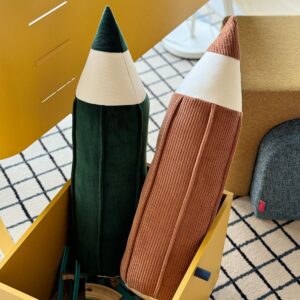 Corduroy Crayon Pillow "Carmel" Back to School Decor Corduroy Crayon kussen voor kleuterscholen en student! Ons krijtdecoratief kussen is de perfecte keuze voor een kleuter en een ouder kind dat net naar school is. Gemaakt van zacht fluweel en corduroy, het is niet alleen aangenaam aan de aanraking, maar ook extreem decoratief. De pastel regenboogkleuren voegen lichtheid en vreugde toe aan het interieur, waardoor de ruimte van het kind uniek is. De belangrijkste kenmerken van het fluweel Crayon Roller kussen "Carmel":  zacht fluweel en corduroy maken het kussen gezellig, maar toch veilig voor de kleintjes. Gevuld met anti-allergene siliconenbal. met zijn unieke krijtvorm en zorgvuldige stiksels, zullen de met de hand gestikte kussens het decor van het interieur van elk kind perfect aanvullen. Er zijn krijtkleuren om uit te kiezen als in een regenboog in de lucht. Kleurrijke kleurpotloden zijn een decoratie die goed is voor de kamer van jongens en meisjes.Het lange krijtkussen is goed verstijfd, waardoor het zijn vorm kan behouden, zelfs met intens spel. Wees niet verrast door het begin van school of de kleuterschool, koop handgestikte krijtkussens. Kenmerken van Corduroy Crayon-kussen "Carmel": Materiaal: 100% katoen met OEKO-TEX® en GOTS Certificaat-allergene vullingcrayon maat: kussenlengte 60 x 18 cm +-1 cm, wastemperatuur: tot 30 ° C. Casa & Viventes Gewicht: 1g merk: Moi Mili