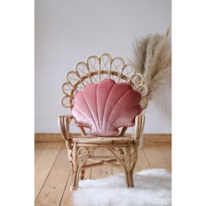 Fluwelen schelpkussen 'Marsala Pearl' Fantastisch voor zowel volwassenen als kinderen, want als je even wilt uitrusten of een dutje wilt doen, kun je dat het beste op een zacht, fluweelachtig kussen doen. Dat weet iedereen! Sierkussens  zijn mooi, zeer comfortabel en praktisch. Ze vormen een mooie decoratie van de kinderkamer, maken het uiterst gezellig en creëren perfecte omstandigheden voor dutjes en uiteraard  spelen!  Omdat het zo spectaculair is, benadrukt het zowel verfijnde woonkamers als gezellige kinderkamers. Elk interieur wordt prachtig met onze bestverkochte collectie van glanzend, zacht fluweel. Of het nu in je woonkamer is, als decoratie voor een kinderbedje of een rotan fauteuil: C’est chic! Maak uw eigen kussencomposities van de beschikbare patronen! Een prachtig fluwelen schelpvormig kussen, zorgvuldig genaaid van hoogwaardige marsalakleurige fluwelen stof met elastaan ​​dat prachtig ligt en glanst. Superzacht om aan te raken, voor de slaapkamer en de woonkamer. Gevuld met hoogwaardige anti-allergische siliconenvezelbolletjes. Je kunt hem veilig wassen in de wasmachine, de vulling blijft luchtig en elastisch. Stof: 95% polyester, 5% elastaan, 330 g Afmetingen: 47 cm x 42 cm. Wastemperatuur: tot 30°C. Casa & Viventes kleuren: Goud, Roze Materialen: Polyester, Elastaan, Schelp, Fluweel merk: Moi Mili