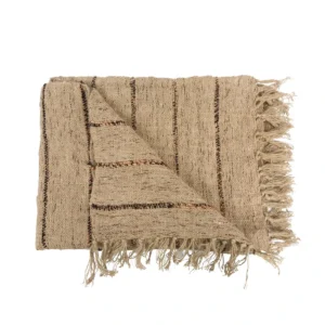 De s'il vous Plaid - Beige Zwart Maak het gezellig met onze prachtige luxe handgeweven katoenen plaid met franjes. Dit plaid heeft een wafelstructuur met een mooie zijdelook. Een prachtige aanvulling op je bank en perfect om een ​​warme sfeer te creëren in je interieur of buiten voor een koude avond. Bovendien voegt deze plaid wat extra gezelligheid toe aan je slaapkamer. We zijn verliefd! Dit unieke textielproduct is met de hand geproduceerd en geverfd, waardoor elk afzonderlijk item een ​​eigen persoonlijkheid krijgt waarbij kleine kleurvariaties niet als een defect maar als een onderscheidend karakter van het product moeten worden beschouwd. Casa & Viventes Breedte: 170cm Hoogte: 3.5cm Lengte: 130cm Gewicht: 2300g Materialen: Katoen merk: Bazar Bizar Living