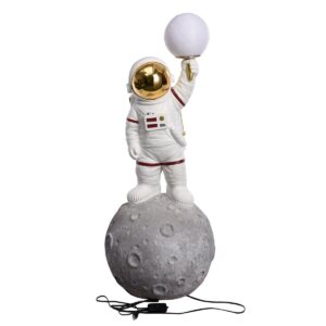 Tafellamp (LED) Apollo 11 grijs; Zwart H. 93 cm, ve 1 -De Apollo 11 staande lamp is een LED -decoratieobject gemaakt van synthetische hars. - De LED -lichthouder heeft een astronautvorm op de maanbal en biedt een armatuur van 5000 uur. -De LED -lichtdonor Apollo 11 heeft een USB -oplaadverbinding met een adapter. - Met een hoogte van 93 cm en een breedte van 30,5 cm is de LED-lichtstandaard een opvangcentrum. - Apollo 11 toont een astronaut op een grijze maankrater. Ontdek de fascinerende tafellamp Apollo 11, een uniek LED -decoratieobject dat elke kamer in een moderne sfeer duikt. Deze indrukwekkende lamp gemaakt van hoogwaardige synthetische hars maakt indruk op zijn astronautontwerp in stijlvol grijs en zwart, geaccentueerd met zilverkleurige en witte details. De LED -lichthouder is niet alleen een optisch hoogtepunt, maar ook functioneel door de geïntegreerde USB -laadverbinding. Met een hoogte van 93 cm en een breedte van 30,5 cm is de LED-lichtstandaard een echte opvangcentrum. De genereuze kabellengte van 270 cm biedt flexibiliteit in plaatsing, terwijl de armatuur van 5000 uur lang vreugde biedt. De LED -decoratiestandaard Apollo 11 is de perfecte keuze voor iedereen die modern ontwerp wil combineren met praktische functies. CASA & VIVENTES Breedte: 30.5cm Hoogte: 93cm Lengte: 33.5cm Gewicht: 7100g kleuren: Grijs, Zwart Materialen: Kunsthars merk: GILDE HANDWERK