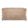 The Oh My Gee Kussenhoes - Beige - 30x50 Dit katoenen kussen voegt een prachtig textuurelement toe aan uw stoffering. Een onmisbaar stuk om een ​​boho-sfeer toe te voegen aan je woonkamer, slaapkamer of zelfs in de tuin of overdekt terras. Eindeloze mogelijkheden om jouw persoonlijke stijl te creëren. Binnenkussen niet inbegrepen! Dit unieke textielproduct is met de hand geproduceerd en geverfd, waardoor elk afzonderlijk item een ​​eigen persoonlijkheid krijgt waarbij kleine kleurvariaties niet als een defect maar als een onderscheidend karakter van het product moeten worden beschouwd. Casa & Viventes Breedte: 50cm Hoogte: 10cm Lengte: 30cm Gewicht: 750g kleuren: Beige, Beige Materialen: Katoen, Katoen merk: Bazar Bizar Living