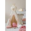 Tipi met pompons en mat  "Pluizige pompons" Uw kleine avonturier kan urenlang de wereld verkennen en spelen, maar bij terugkomst heeft hij of zij een plek nodig om uit te rusten, te eten en plannen te maken voor verdere avonturen. Een tipi betekent letterlijk een woning, en is een woord dat wordt gebruikt door de Sioux, de inheemse bevolking van de Great Plains. Het is een ruimte voor allerlei soorten plezier. En het heeft een raam met een gordijn om de omgeving te bekijken! Als het spelen klaar is, kun je de tipi weer in de hoes inpakken en bijvoorbeeld in de hoek van de kamer opbergen. Opgevouwen neemt hij niet veel ruimte in beslag en dankzij de hoes neem je hem gemakkelijk mee naar buiten. Binnenin zit een vakje waarin kinderen hun speelgoed, boeken en andere schatten kunnen verstoppen. Een comfortabele mat maakt deel uit van de inventaris van elke avonturier; Ook is hij handig tijdens lange gesprekjes in tipi's, en als bootje bij het oversteken van rivieren. De mat doet dienst als heerlijk comfortabel vloerkleed in een kinder kamer en kan dienen als aanvulling op een tent, overkapping of wanddecoratie. Het kan ook in de tuin of bij een picknick worden gebruikt. En het beste is om er al vanaf jonge leeftijd op te rollen en met speelgoed te spelen!  Dankzij de vijfwandige structuur is de beige met roze pompons stabiel wanneer hij wordt opgezet, de palen zijn afgerond en geplaatst in tunnels die aan de onderkant aan elkaar zijn genaaid. De mat voegt een vleugje fantasie, gezelligheid en unieke charme toe aan elk interieur. De tipi is gemaakt van natuurlijke materialen: 100% katoenen stof en grenen stokken. De duurzame mat is gemaakt van hoogwaardig katoen. De set bestaat uit een speeltent, mat, stokken en een katoenen hoes. Vul het gerust aan met onze prachtige decoraties en accessoires. De mat is dubbelzijdig, gevuld met dikke isolatievoering. Stof: 100% OEKO-TEX® gecertificeerd katoen. Gewicht stof: 260. Wastemperatuur: tot 30°C. Grenenpalen: 180 cm. Hoogte opgebouwd: 170 cm. Diameter voet: 120/130 cm. Diameter ronde mat: 120 cm +- 3 cm; 100% OEKO-TEX®-gecertificeerd katoen. Casa & Viventes Gewicht: 5000g Materialen: Katoen, Katoen merk: Moi Mili