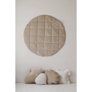 “Zacht Beige” Ronde Fluwelen Mat Een comfortabele mat maakt deel uit van de inventaris van elke avonturier; hij is ook handig tijdens lange gesprekjes in tipi's, en komt goed van pas als boot bij het oversteken van rivieren.  De gewatteerde mat doet dienst als heerlijk comfortabel vloerkleed in een kinder kamer en kan dienen als aanvulling op een tent, overkapping of wanddecoratie . Het kan ook in de tuin of bij een picknick worden gebruikt. En het beste is om er al vanaf jonge leeftijd op te rollen en met speelgoed te spelen!  De mat is gemaakt in een subtiele beige kleur, met zacht en donzig fluweel aan de ene kant en katoen aan de andere kant. Je kunt het gebruiken als klein kleedje bij het kinderbedje of als speelkleed voor de baby. Het wordt vaak gekozen voor kinder kamers. Duurzaam, dubbelzijdig, gevuld met dikke isolatievoering. Polyester 220 g en 100% OEKO-TEX® gecertificeerd katoen. Wastemperatuur: tot 30°C. Afmeting: 120x120 cm +- 3 cm, dikte: 3 cm.  Casa & Viventes Gewicht: 500g Materialen: Katoen merk: Moi Mili