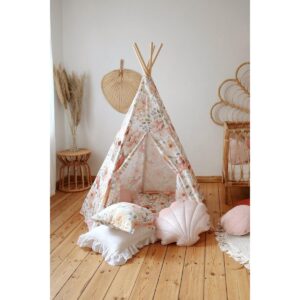 Tipi-tent "FLOWER POWER" Uw kleine avonturier kan urenlang de wereld verkennen en spelen, maar bij terugkomst heeft hij of zij een plek nodig om uit te rusten, te eten en plannen te maken voor verdere avonturen. Een tipi betekent letterlijk een woning, en is een woord dat wordt gebruikt door de Sioux, de inheemse bevolking van de Great Plains. Het is een ruimte voor allerlei soorten plezier. En het heeft een raam met een gordijn om de omgeving te bekijken! Als het spelen klaar is, kunt u de tipi weer in de hoes inpakken en bijvoorbeeld in de hoek van de kamer opbergen. Opgevouwen neemt hij niet veel ruimte in beslag en dankzij de hoes neemt u  hem gemakkelijk mee naar buiten. Binnenin zit een vakje waarin kinderen hun speelgoed, boeken en andere schatten kunnen verstoppen. De witte achtergrond van de tipi past in ieder interieur!   Laat de fantastische kleuren van onze bloemencomposities uw ogen verwennen.De tipi "FLOWER POWER" valt niet alleen op door zijn kleuren, maar ook door zijn originele bloemmotief op de stof: een patroon gecreëerd.  Gemaakt van natuurlijke materialen: 100% katoenen stof en grenen palen. Dankzij de vijfwandige structuur is de tent stabiel wanneer hij wordt opgezet, de stokken zijn afgerond en geplaatst in tunnels die aan de onderkant aan elkaar zijn genaaid. De tipi is perfect voor gebruik thuis, in de tuin of op het strand. De set bestaat uit een speeltent, stokken en een katoenen hoes. Vul het gerust aan met onze prachtige decoraties en accessoires. Stof: 100% OEKO-TEX® gecertificeerd katoen. Gewicht stof: 260. Wastemperatuur: tot 30°C. Grenenpalen: 180 cm. Hoogte opgebouwd: 170 cm. Diameter voet: 120/130 cm. Casa & Vivebtes Gewicht: 4000g Materialen: Katoen, Katoen merk: Moi Mili