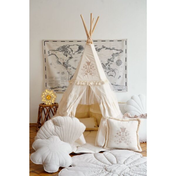Tipi "Boho" met franjes en mat Comfortabel, casual, relaxed. Je kleine avonturier kan urenlang de wereld verkennen en spelen, maar bij terugkomst heeft hij of zij een plek nodig om uit te rusten, te eten en plannen te maken voor verdere avonturen. Een tipi betekent letterlijk een woning, en is een woord dat wordt gebruikt door de Sioux, de inheemse bevolking van de Great Plains. Het is een ruimte voor allerlei soorten plezier. Als het spelen klaar is, kun je de tipi weer in de hoes inpakken en bijvoorbeeld in de hoek van de kamer opbergen. Opgevouwen neemt hij niet veel ruimte in beslag en dankzij de hoes neem je hem gemakkelijk mee naar buiten. Binnenin zit een vakje waarin kinderen hun speelgoed, boeken en andere schatten kunnen verstoppen. Een comfortabele mat maakt deel uit van de inventaris van elke avonturier; Ook is hij handig tijdens lange gesprekjes in tipi's, en als bootje bij het oversteken van rivieren :-) De mat doet dienst als heerlijk comfortabel vloerkleed in een peuterkamer en kan dienen als aanvulling op een tent, overkapping of wanddecoratie. Het kan ook in de tuin of bij een picknick worden gebruikt. En het beste is om er al vanaf jonge leeftijd op te rollen en met speelgoed te spelen! :-) ONDERDEEL VAN DE BOHO STYLE COLLECTIE Boho is een artistieke bohemien stijl die geleid wordt door comfort, zomer en vrijheid. Je vindt hier en daar wat verwijzingen, een aantal bloemen waar mogelijk een knipoog is naar Moeder Natuur. De tent met franjes is robuust gemaakt van dik crèmekleurig katoen. Dankzij de vijfwandige structuur is de tent stabiel als hij wordt opgezet. De palen zijn afgerond en in tunnels geplaatst die aan de onderkant aan elkaar zijn genaaid. De set wordt aangevuld met een dubbelzijdige, gewatteerde mat, die een vleugje fantasie, gezelligheid en unieke charme toevoegt aan elk interieur. De tipi is gemaakt van natuurlijke materialen: 100% katoenen stof en grenen stokken. De duurzame mat is gemaakt van hoogwaardig fluweel en katoen. De set bestaat uit een speeltent, mat, stokken en een katoenen hoes. Vul het gerust aan met onze prachtige decoraties en accessoires. De mat is dubbelzijdig, gevuld met dikke isolatievoering. Stof: 100% katoen OEKO-TEX® gecertificeerd. Gewicht stof: 260. Wastemperatuur: tot 30°C. Grenenpalen: 180 cm. Hoogte opgebouwd: 170 cm. Diameter voet: 120/130 cm. Matdiameter: 110 x 110 cm +- 3 cm; stof mat: fluweel (82% katoen, 18% polyester) en katoen. Materialen: Katoen, Hout, Katoen, Polyester CASA & VIVENTES Tipi "Boho" met franjes en mat merk: Moi Mili